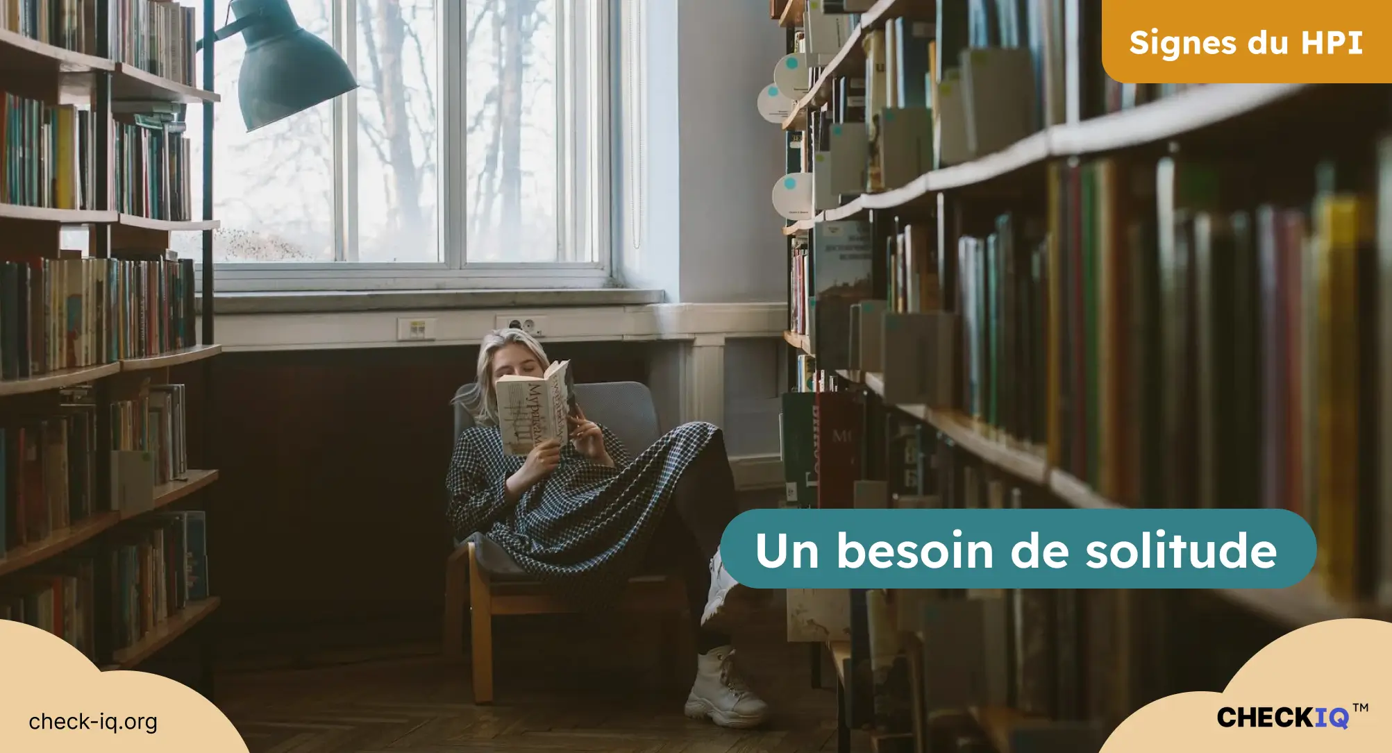 Une femme isolée dans une bibliothèque, évoquant un besoin de solitude