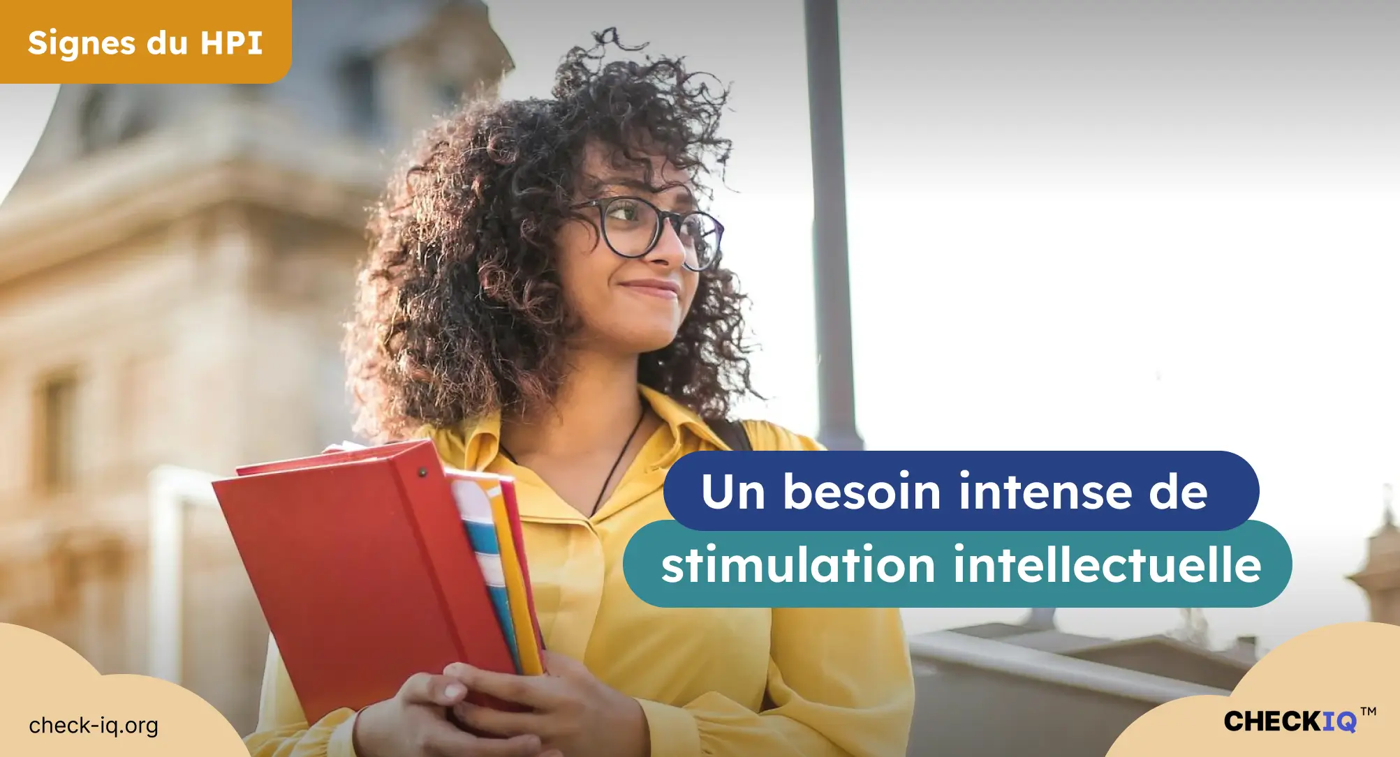 Jeune femme souriante tenant des dossiers, reflétant un besoin intense de stimulation intellectuelle