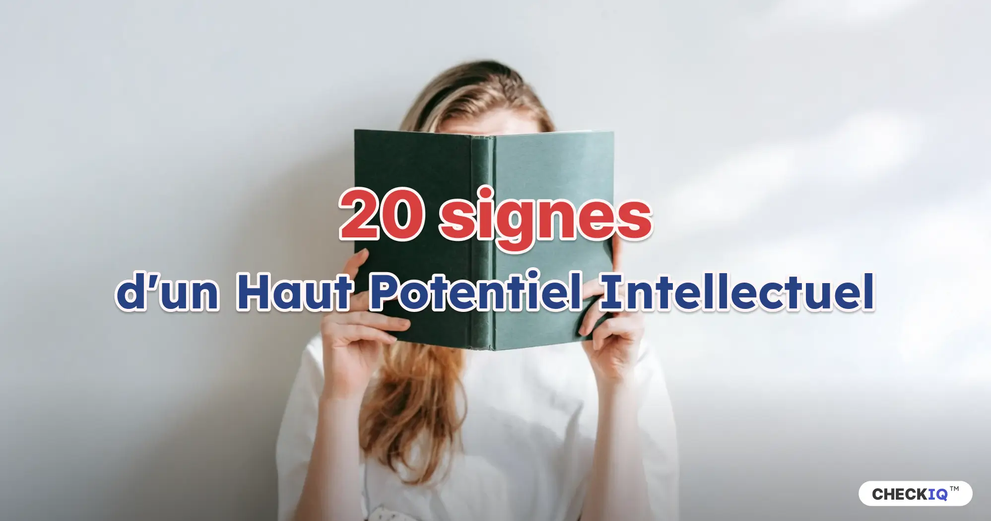 Femme lisant un livre avec le texte « 20 signes d'un Haut Potentiel Intellectuel »